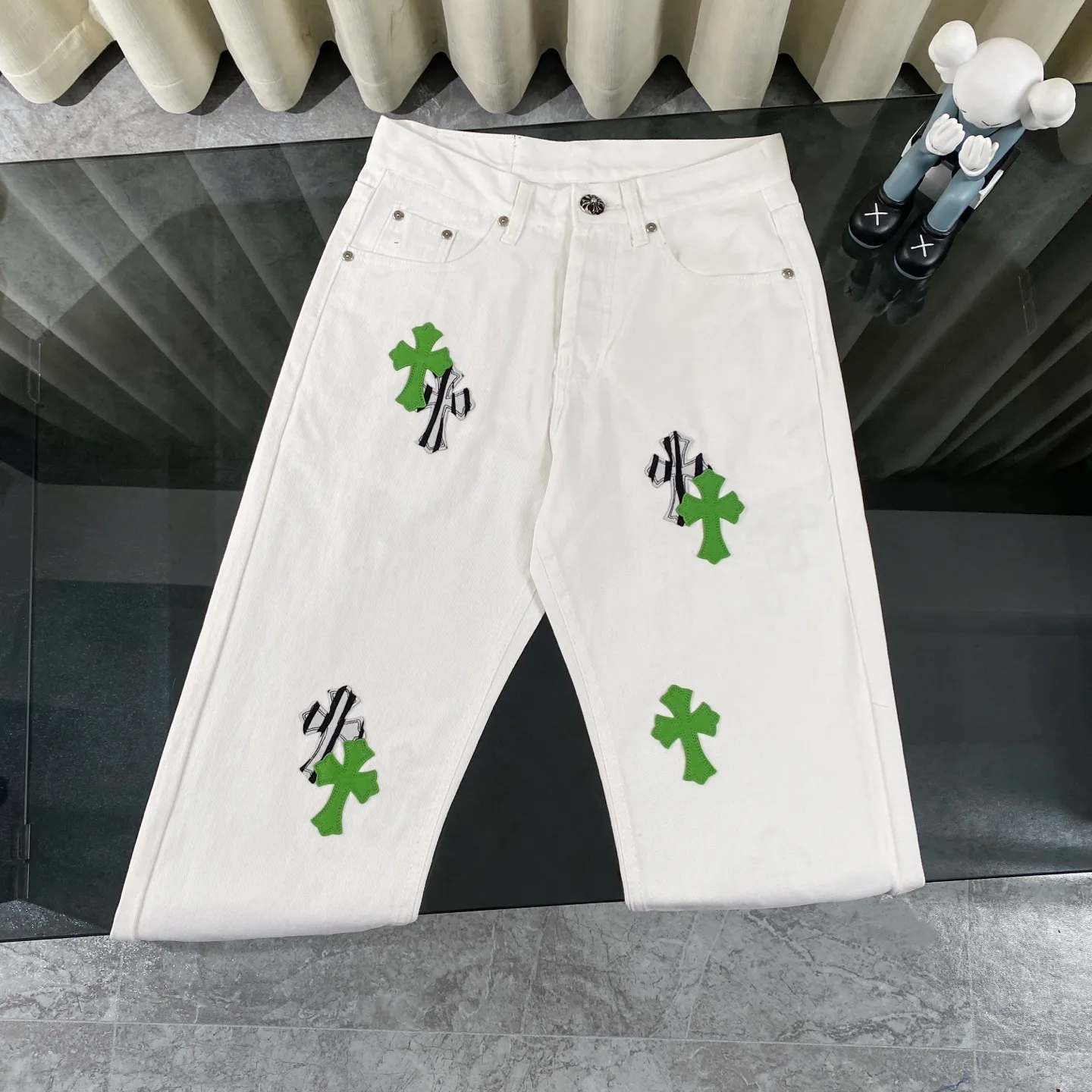 P240 chrome hearts Chrome Hearts 2025 new London limited apple green cross patch leather white jeans vi Top heavy industry fashionable design] Consistent high street luxury style creation. Speaking of this style, the Zangyin family and GU family are definitely the leading representative brands. Especially the Zangyin family has really achieved a state-of-the-art effect in creating high street style. The unique washed material is used to create this style. The color system is quite eye-catching. After it is decorated with patchwork cross flowers, it cleverly highlights the charm of the brand. Secondly, this style uses classic The classic high-waist cutting design highlights the long legs and fashionable temperament of the upper body. The brand is highly recognizable and the slim fit configuration is more suitable for daily wear. It is a product that interprets personality, fashion, and specifications at a glance. This single product is enough to make any fan excited. It can be a white T-shirt for youthful preppy style, or a tight suspender for lady style. It has strong matching ability and can be easily controlled by men.  [Materials and craftsmanship] Needless to say, this point goes without saying. As an excellent craftsman brand, Zangyin’s requirements for details and craftsmanship are really perfect. The washed color of this model has gone through so many processes, not to mention the embellishment of denim appliques. It is also purely hand-made and sewn. Just like what they believe in, only hand-made things have soul and have the meaning of wear. A top-notch heavy-duty fashionable denim item, I look forward to your perfect interpretation! !  Size:28-34